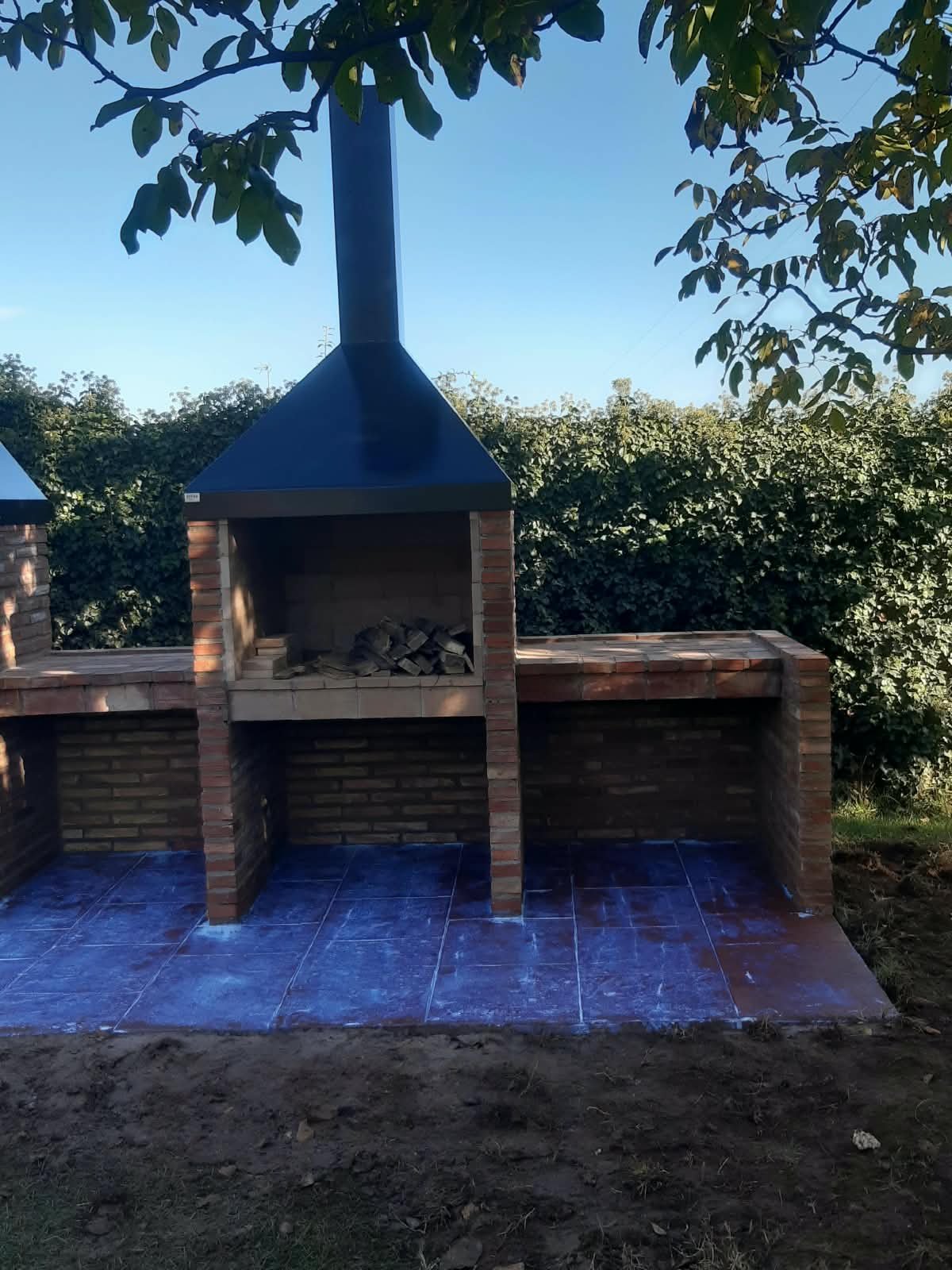 Barbacoa y asador de obra terminados en un espacio exterior