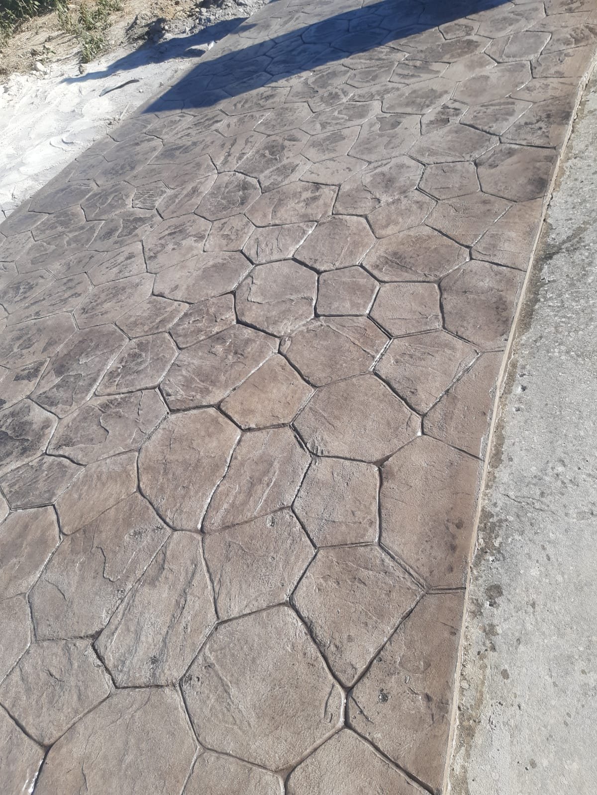 Pavimento exterior de hormigón impreso con dibujo de piedra